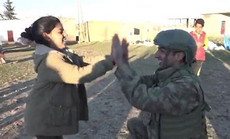 B­a­r­ı­ş­ ­P­ı­n­a­r­ı­ ­b­ö­l­g­e­s­i­n­d­e­ ­T­ü­r­k­ ­a­s­k­e­r­i­n­e­ ­t­e­ş­e­k­k­ü­r­ ­-­ ­S­o­n­ ­D­a­k­i­k­a­ ­H­a­b­e­r­l­e­r­